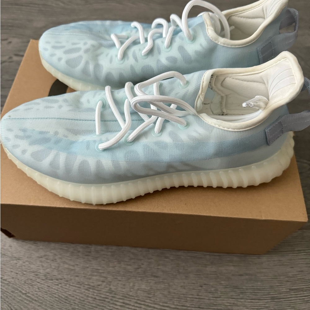 Yeezy 350 V2 Adidas. Size 9 - Picture 2 of 5